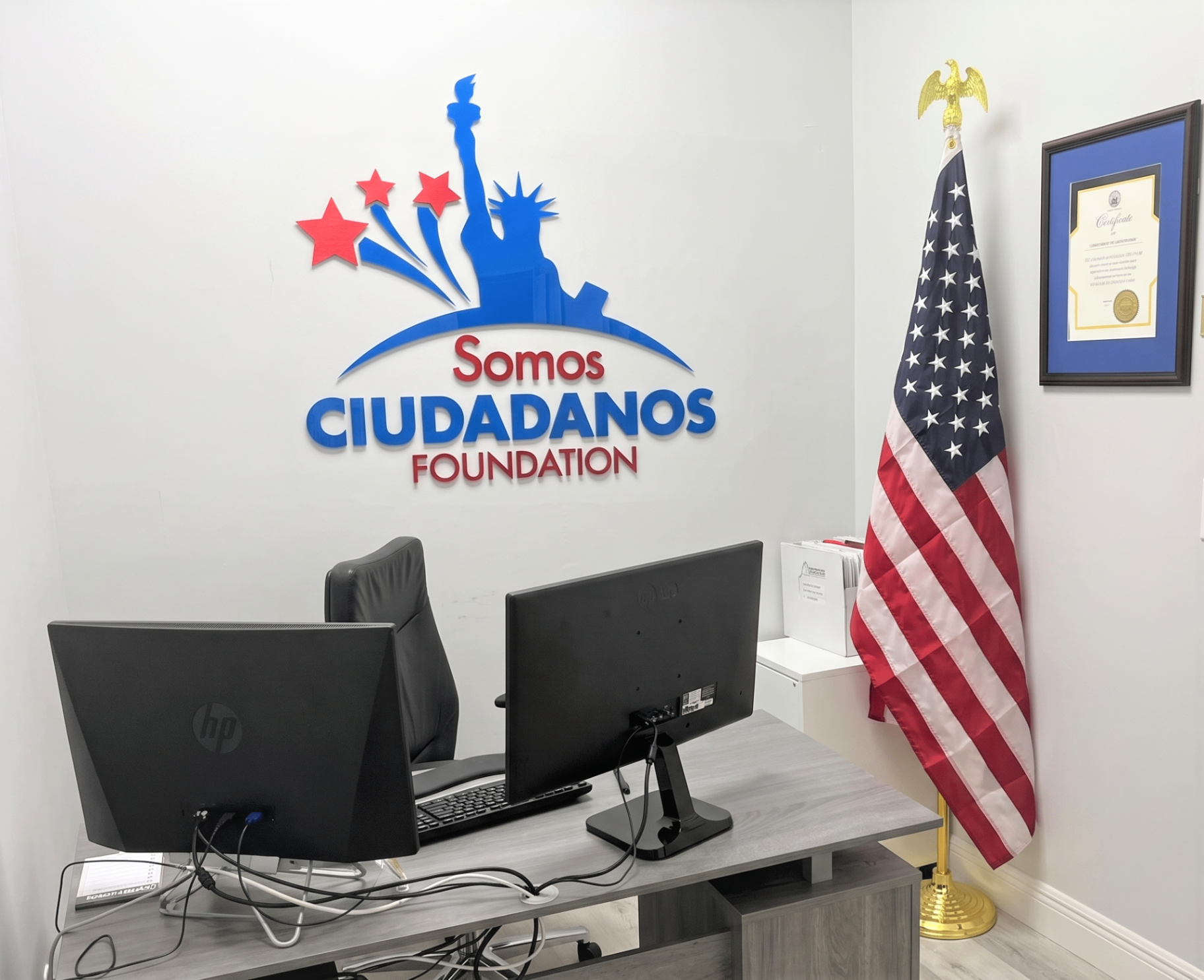 Oficina de Somos Ciudadanos Foundation con logo y bandera de EE. UU.
