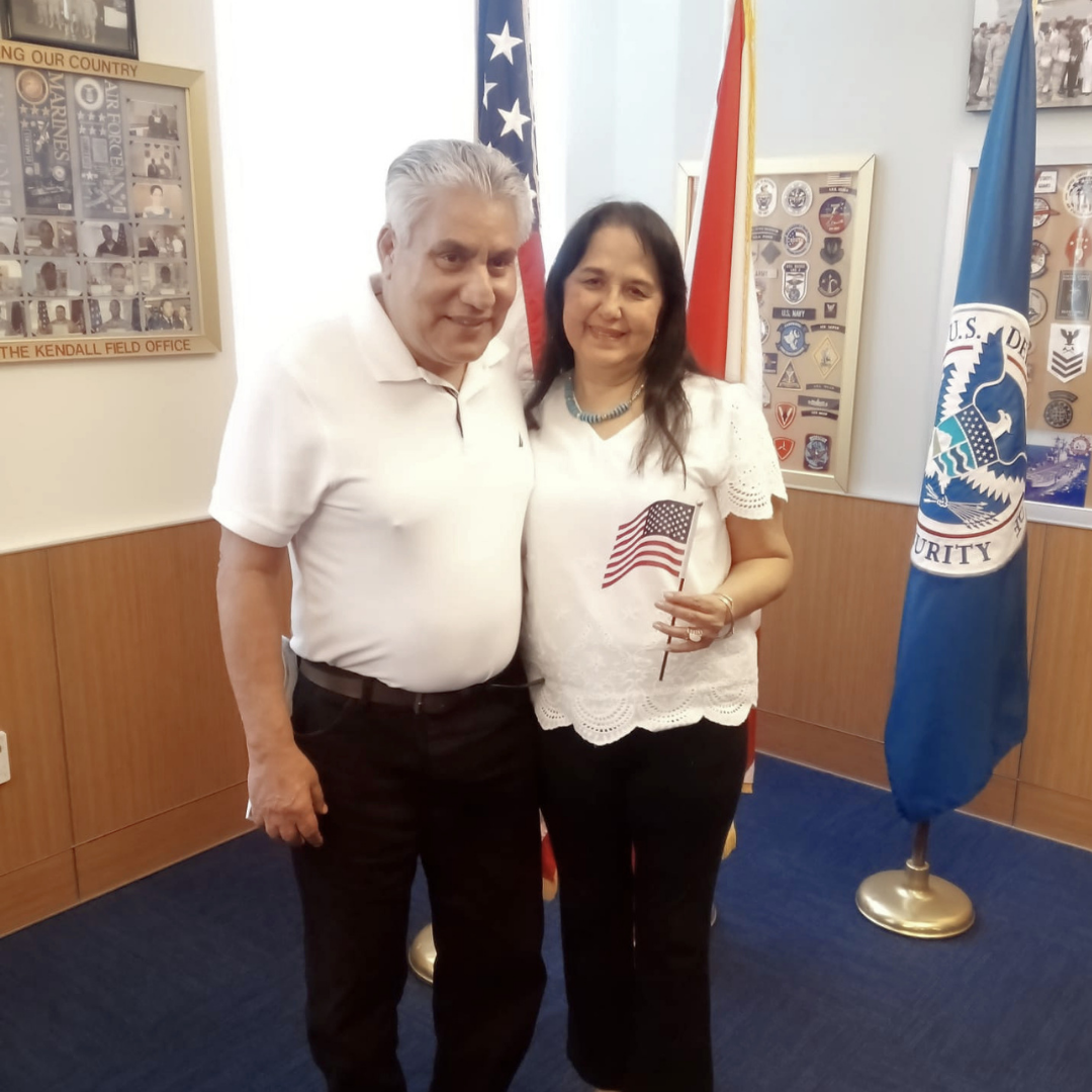 Pareja celebrando la ciudadanía en USCIS