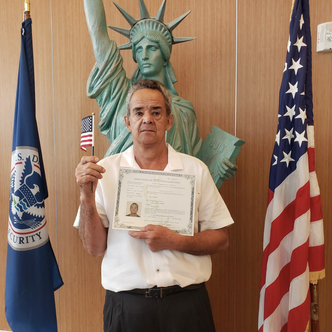 Nuevo ciudadano con bandera y certificado